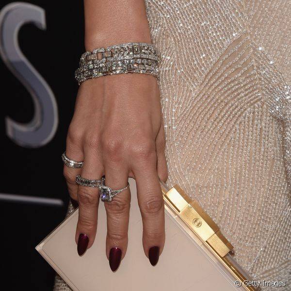 Jennifer Lopez mostrou sensualidade com unhas pontiagudas pintadas de esmalte vinho metalizado no PEOPLE Magazine Awards
